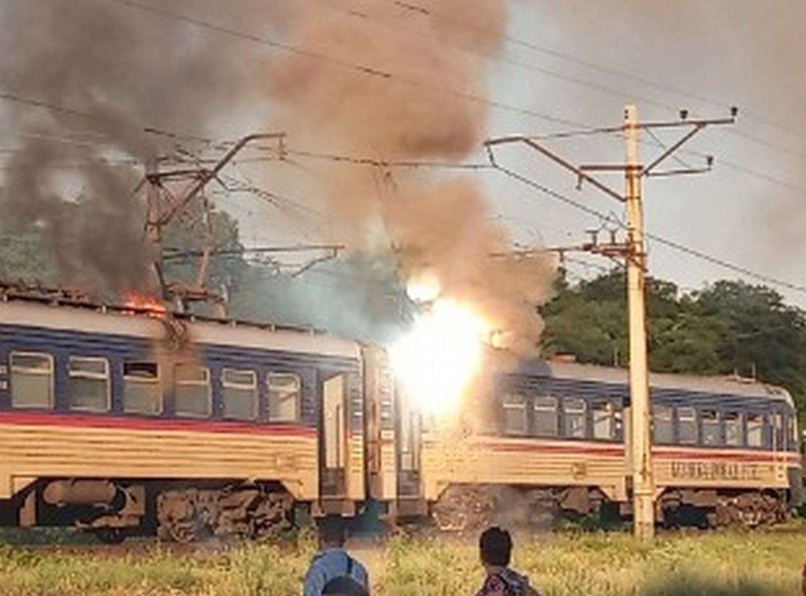 Горящий поезд. Горит электропоезд. Эд4м 0002 пожар. Горит электропоезд. Горит электропоезд.