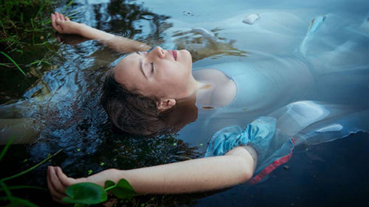 К чему снится купаться в прозрачной. Девушка тонет в воде. Спав в воде. Купаться в воде во сне.
