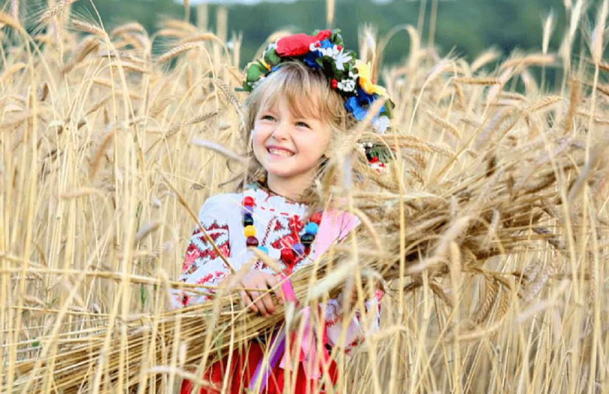 Фото детей украины. Маленькие украиночки. Дети Украины. Украинские дети с цветами. Українці.