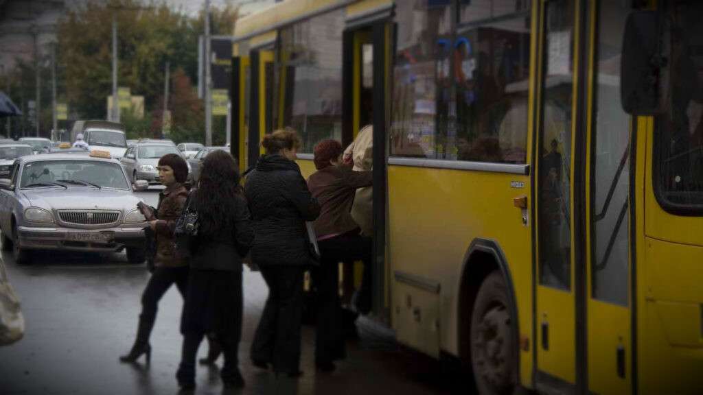 Выходить из автобуса. Высадка пассажиров. Правила поведения в автобусе. Высаживать пассажиров из автобуса. При посадке и высадке из транспорта.