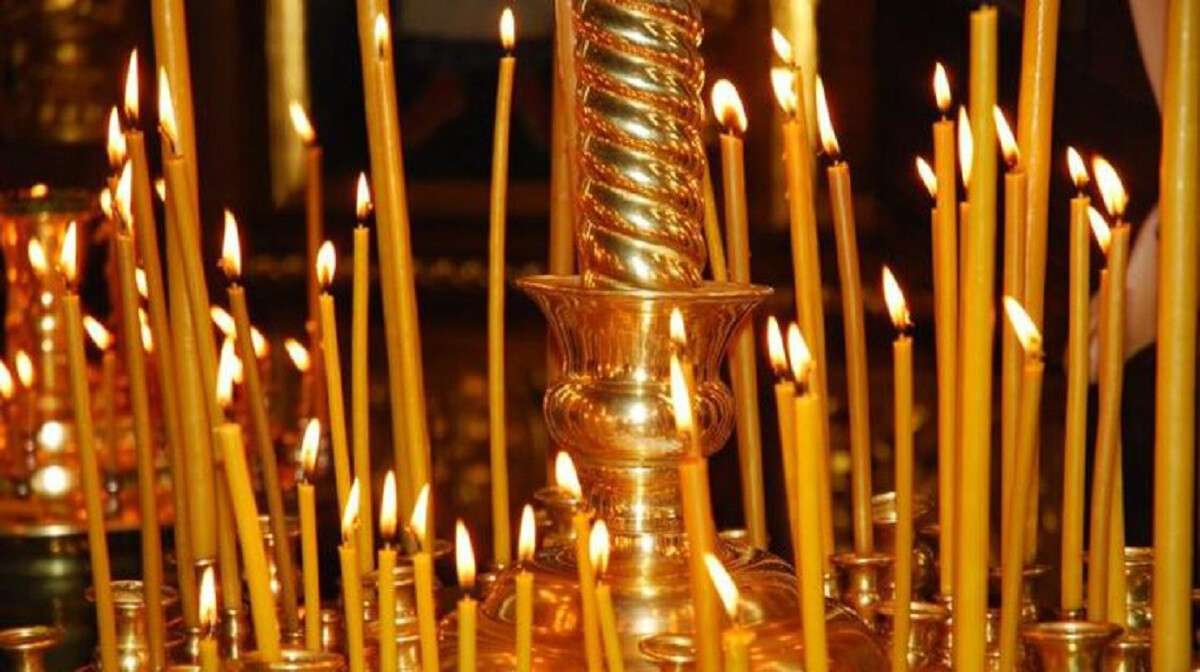 Горящие свечи в церкви. Церковные свечи. Свечи в храме. Церковные свечи в храме. Горящие свечи в храме.