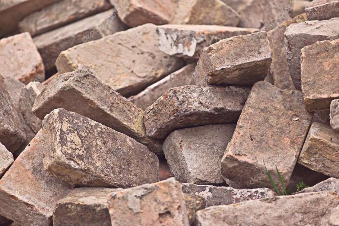 depositphotos_70811929-stock-photo-pile-of-old-used-bricks