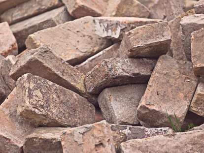 depositphotos_70811929-stock-photo-pile-of-old-used-bricks