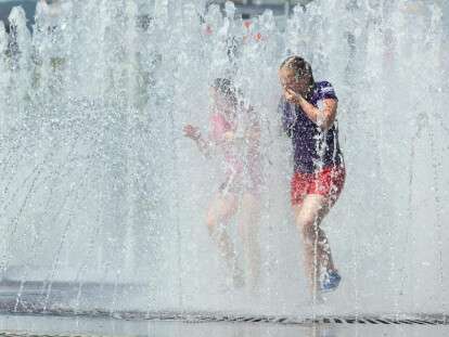 depositphotos_81839574-stock-photo-bathing-in-the-fountain