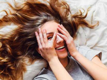 mulher-deitada-cama-0617-1400x800