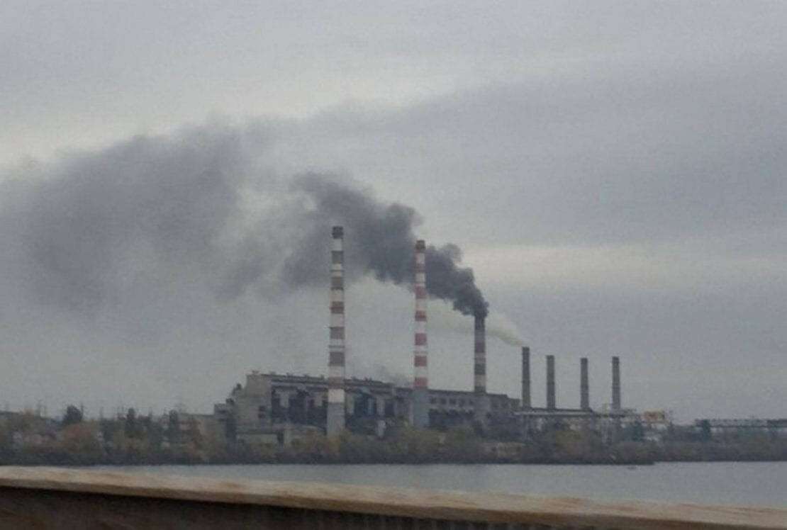 100819_5 августа над двумя энергоблоками Приднепровской ТЭС замечен выброс черного дыма
