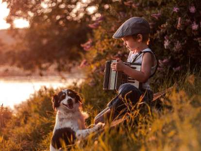 Child-boy-play-accordion-furry-dog-river-sunshine_3840x2160