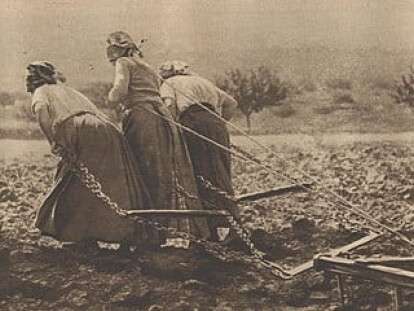 408px-WW1_-_3_paysannes