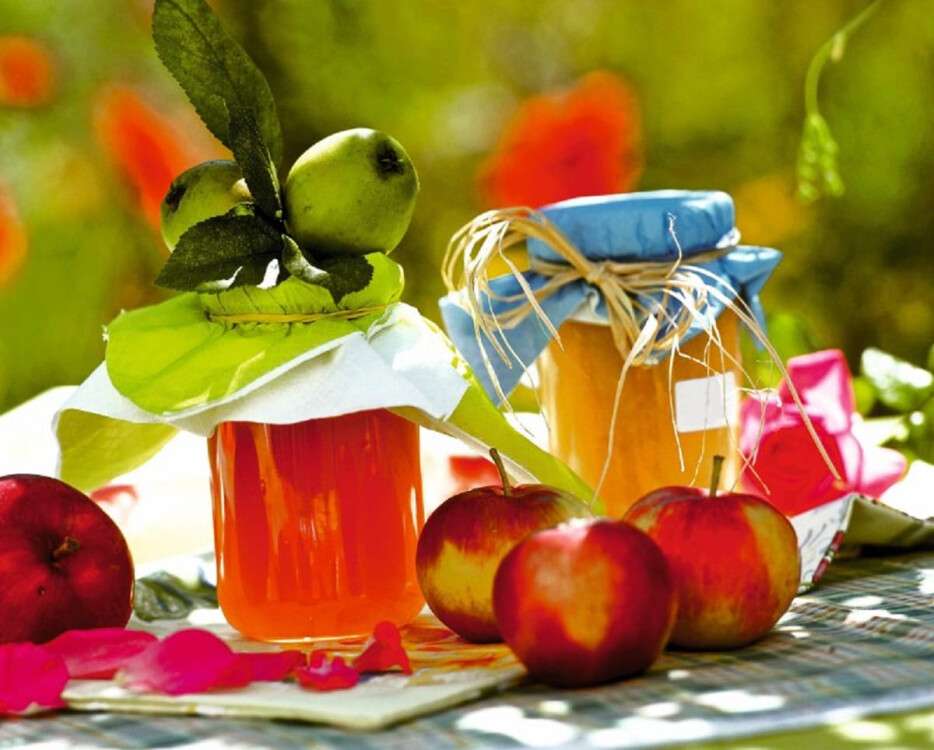 Apple jelly and apple puree