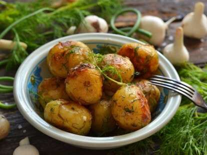 molodoy-kartofel-zharenyiy-na-skovorode-01