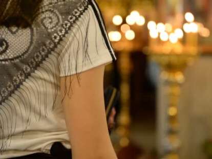 depositphotos_155976564-stock-video-believers-church-russian-orthodox-church