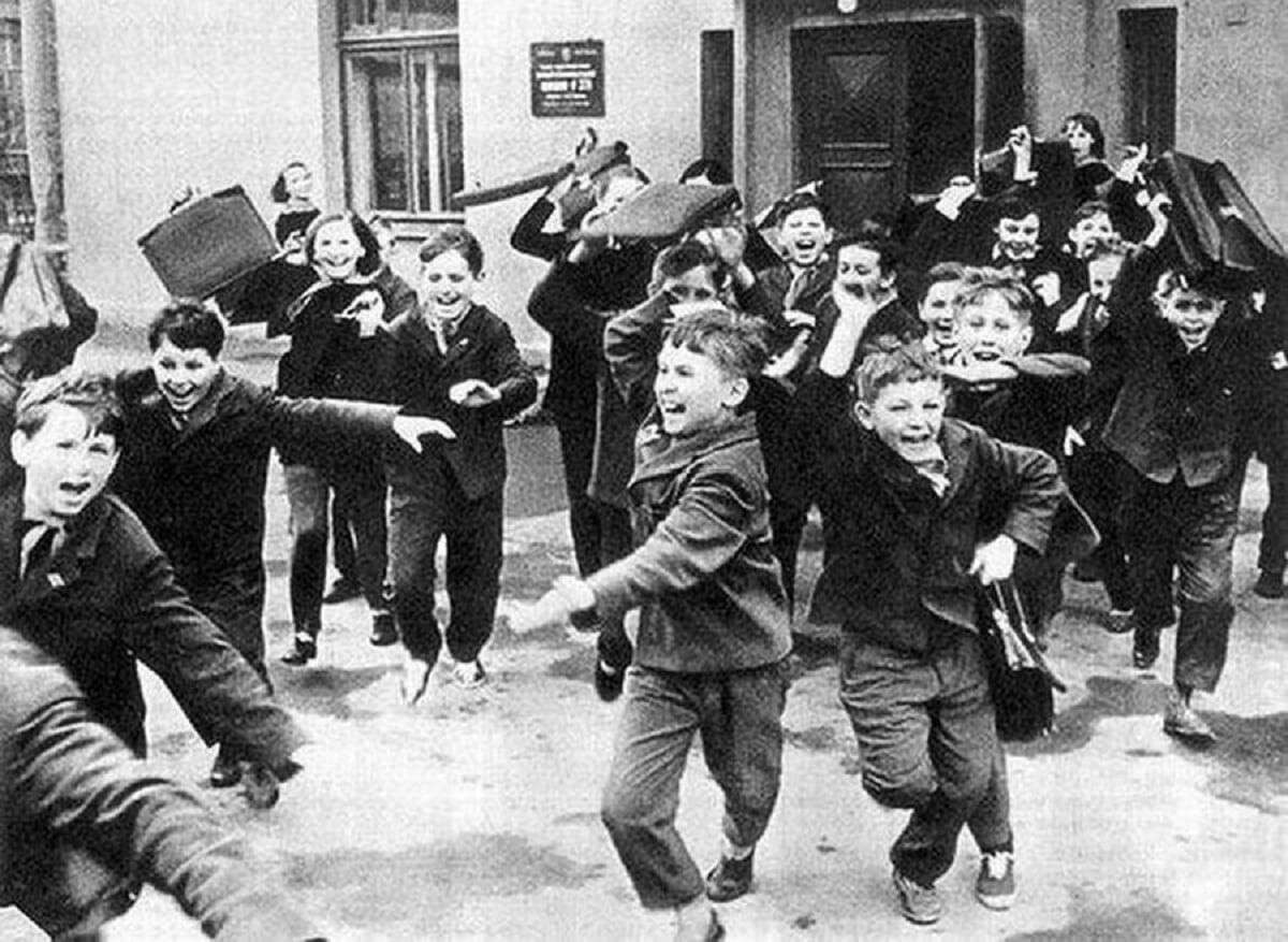 Это были и. Советские дети в школе. Советские дети бегут со школы. Перемена в Советской школе. Советские школьники на перемене.