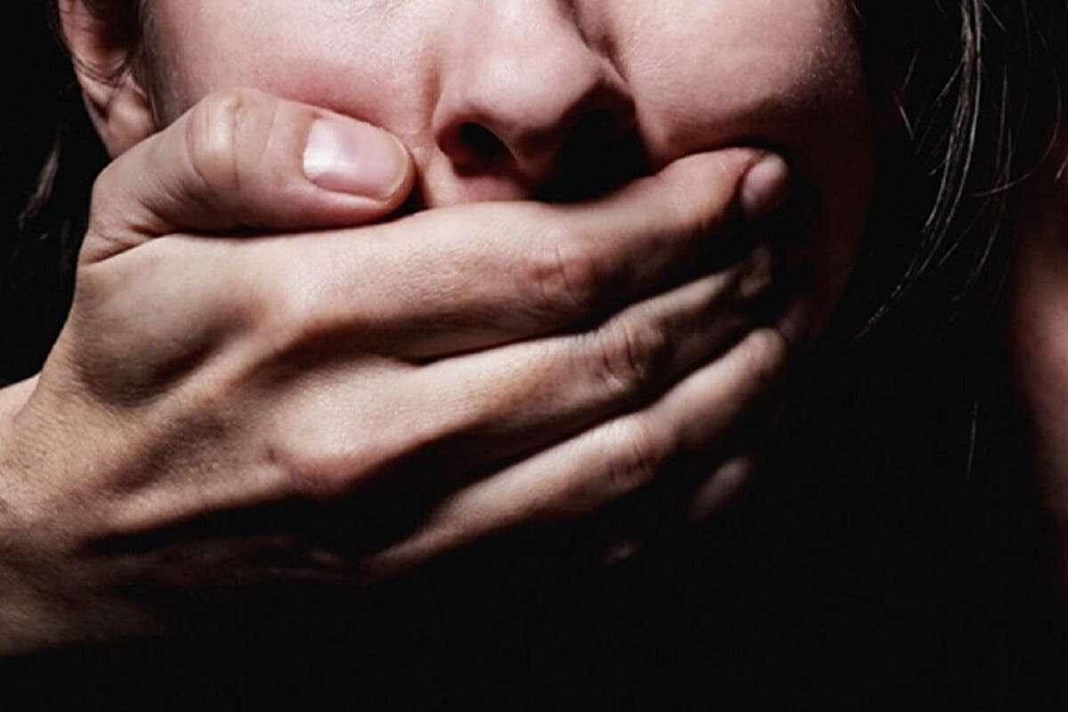 Закрыт рот иллюстрация. Что означает закрыть рот рукой. Девушка закрывает рот руками. Рука прикрывает рот жест. Картина девушка прикрыла рот.