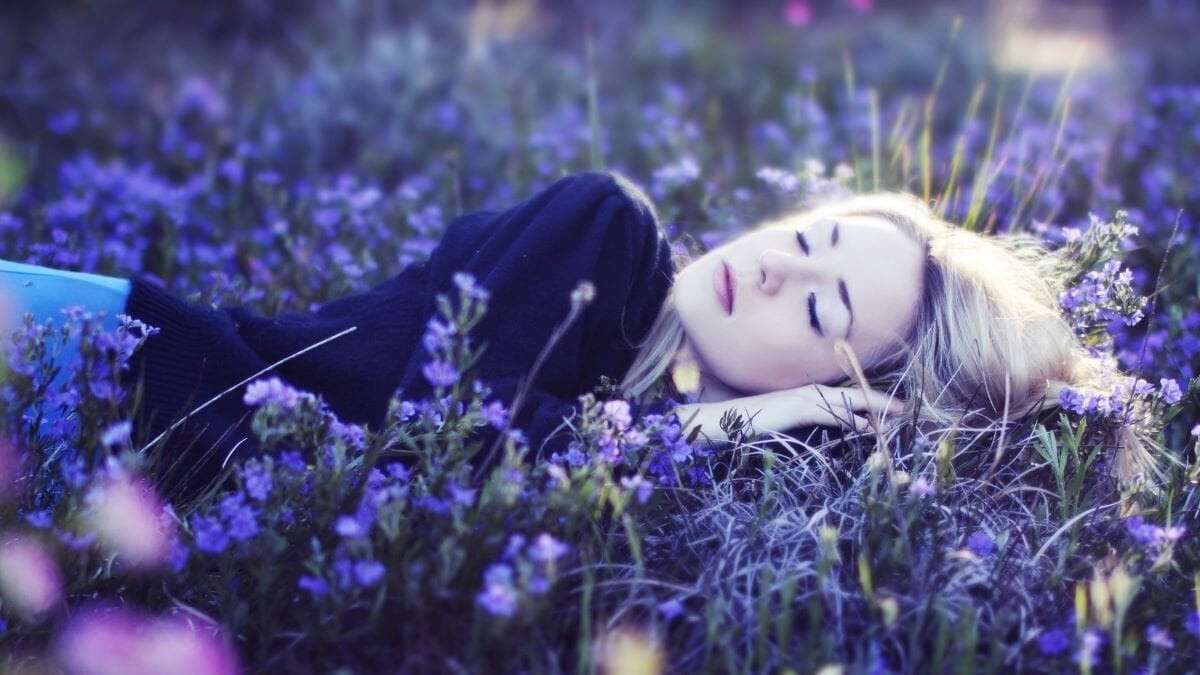 cropped-girl-sleep-in-the-flowers_1920x1200.jpg