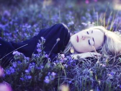 cropped-girl-sleep-in-the-flowers_1920x1200.jpg