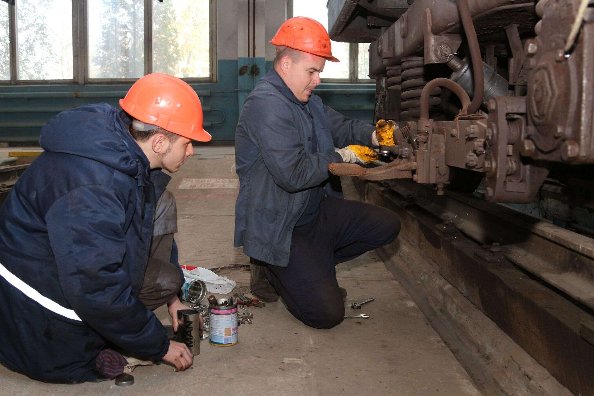 Ремонт подвижного состава. Слесарь депо. Слесарь по ремонту подвижного состава. Слесарь по обслуживанию и ремонту подвижного состава. Слесарь по ремонту вагонов.