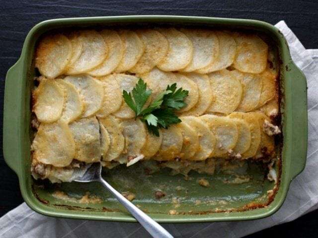 Картошка с фаршем в духовке: рецепт - Лайфхакер