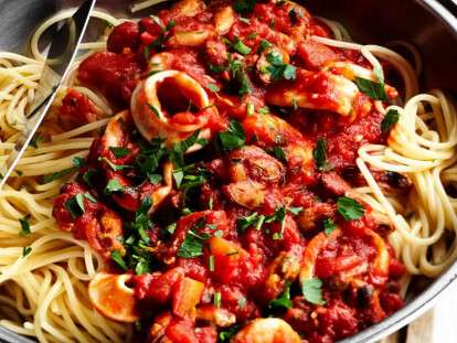 spagetti-s-moreproduktami-v-tomatnom-souse