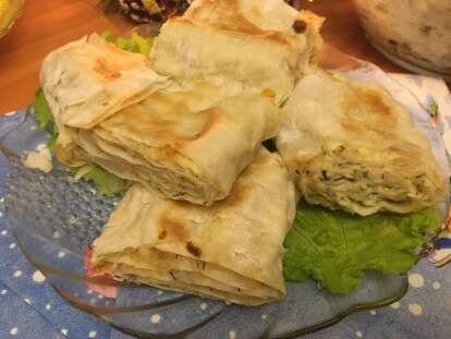 zapiechionnyi-ruliet-iz-lavasha-s-kurinym-filie-i-ghribami-основное-фото-рецепта