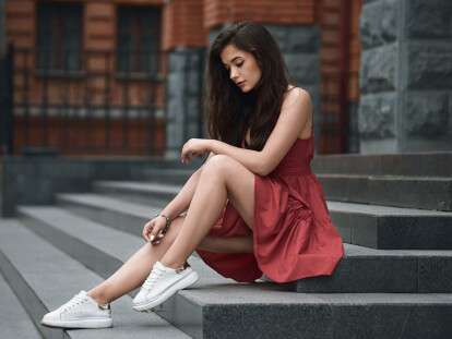 aleksandr-kan-devushka-poza-plate-nogi-krossovki-stupeni