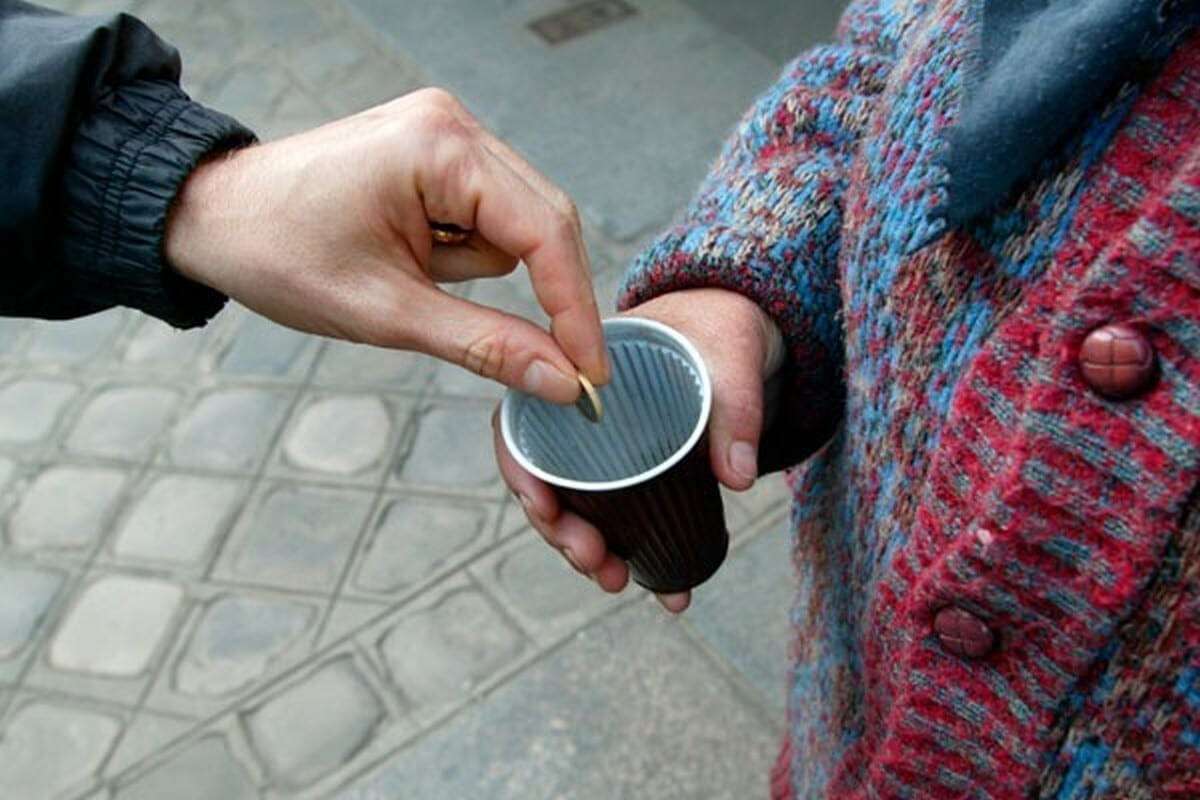 бомж попрошайничает. попрошайничество на улице. попрошайничать. бомж попрошайничает. бомж просит милостыню.