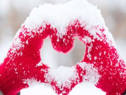 Fingers_Love_Closeup_Hands_Heart_Snow_Glove_514600_3840x2160