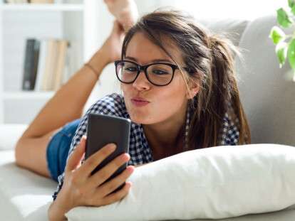 devushka-telefon-ulybka-foto-1