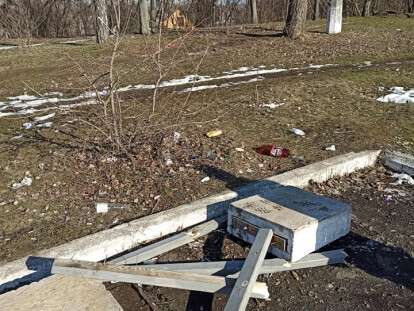 Ни стыда, ни совести: В Днепре вандалы разгромили лавочку (Фото)