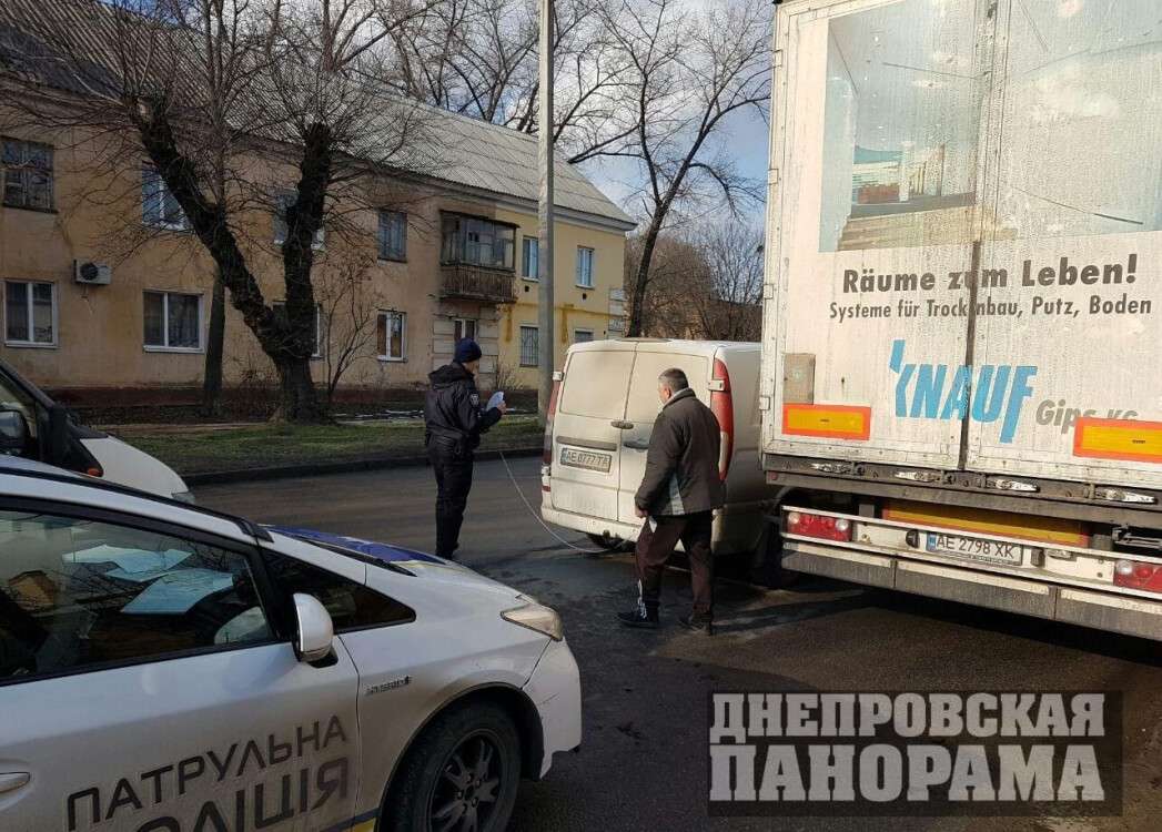 В Днепре двойное ДТП: движение временно перекрыто