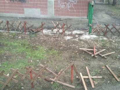 Во дворах Днепра творятся невообразимые вещи, вандалы раскурочивают заборы, превращая все в свалку (Фото)