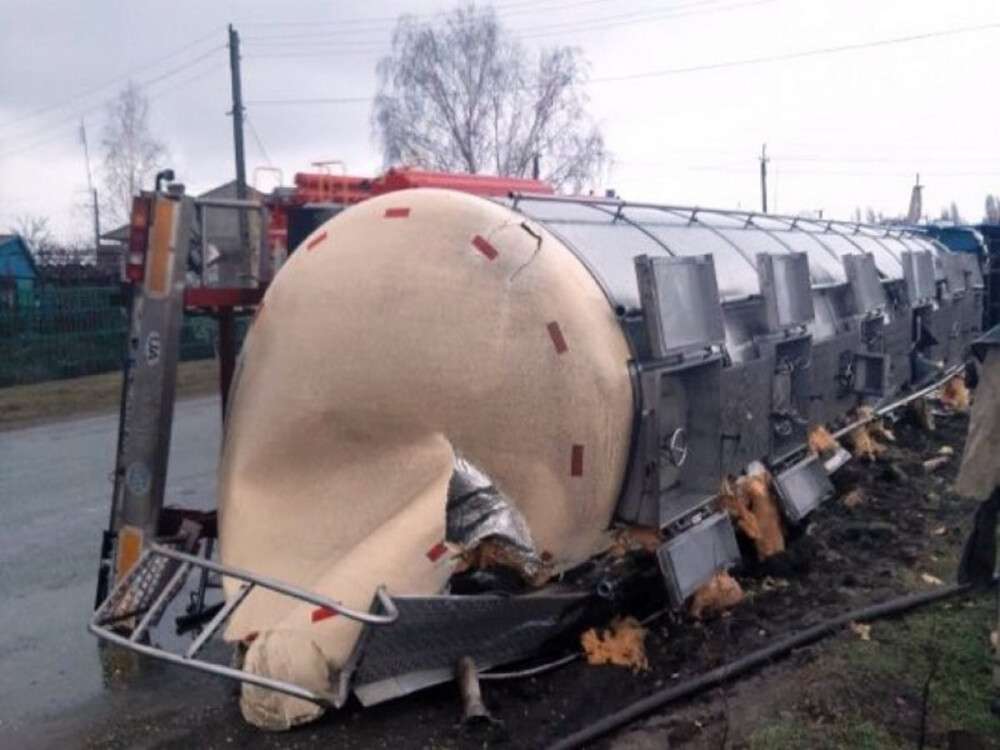 Под Днепром  прямо на дамбе перевернулась фура с маслом (Фото)