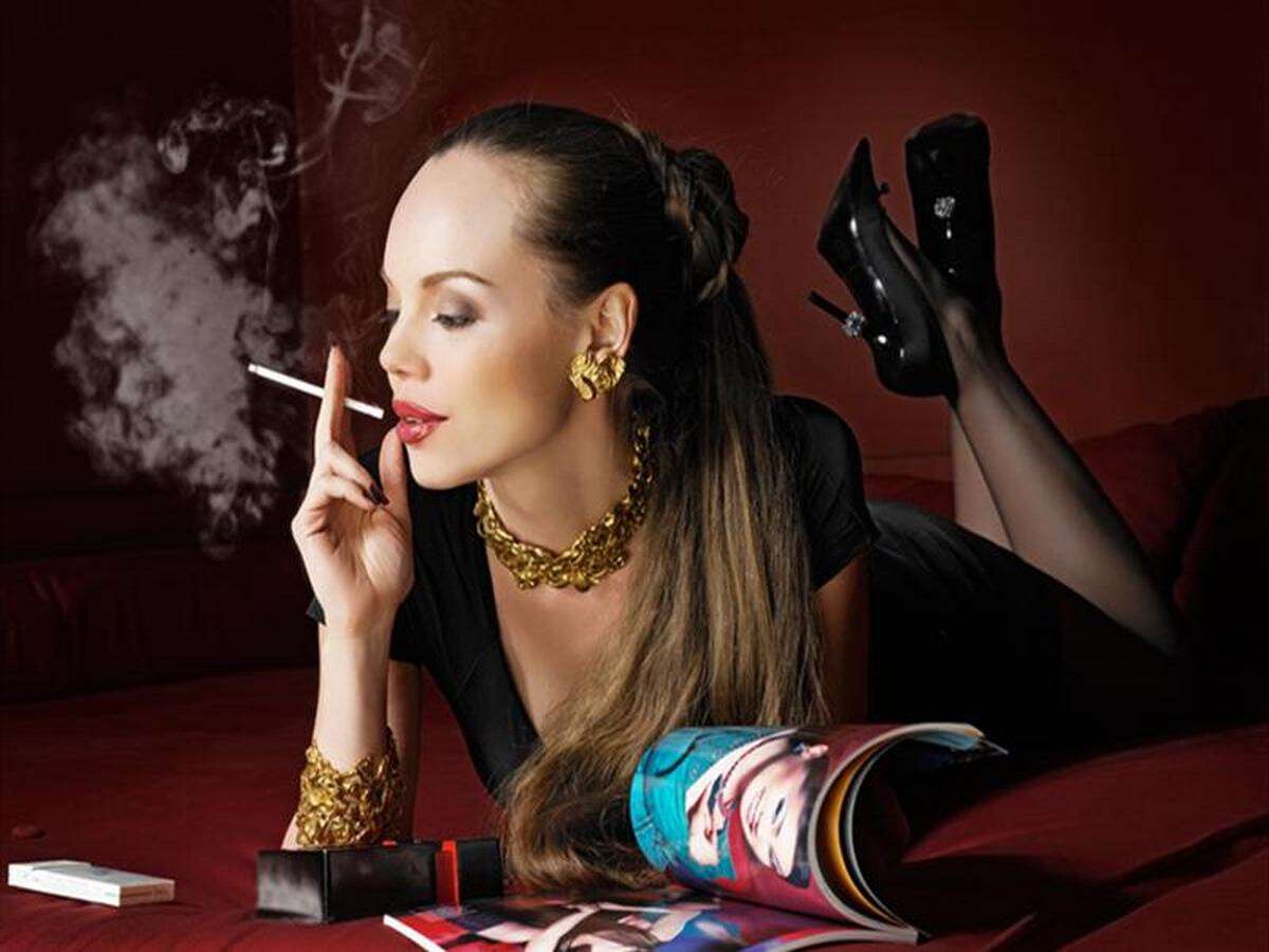 Женщина с сигаретой