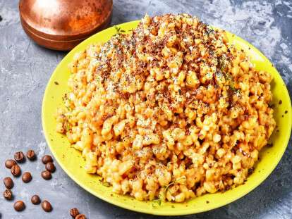 Нереально вкусный торт "Муравейник" без выпечки: рецепты