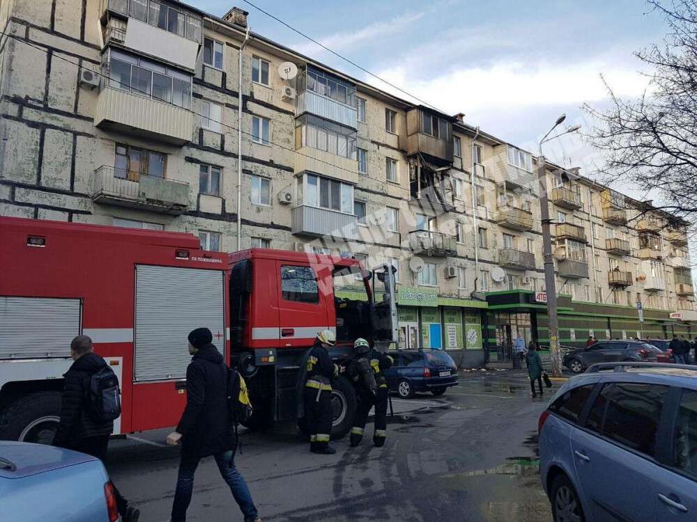 Дым на весь район: в Днепре загорелась квартира на Красном Камне (Фото/Видео)