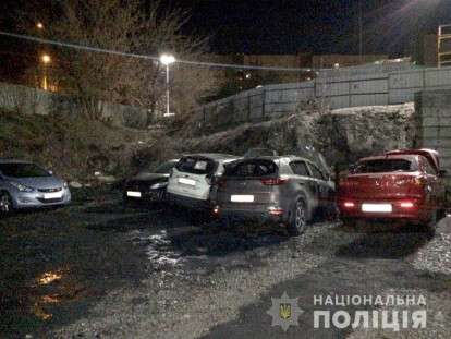 В Днепре и области начали разыскивать людей, которые обливали машины кислотой (Фото)