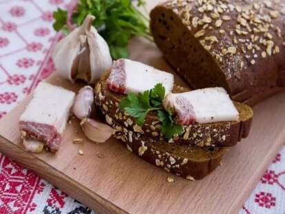 Сало на завтрак: что изменится в организме, если есть жир натощак