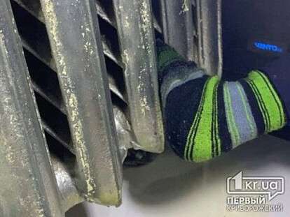 Под Днепром ребенок застрял в батарее (Фото)