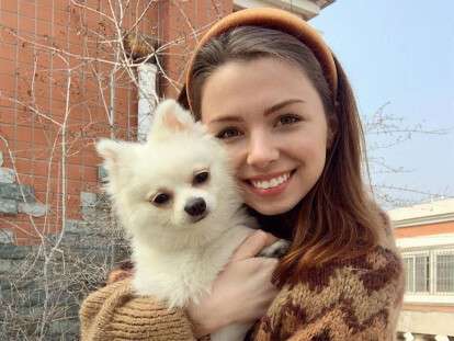 Кулеба пообещал помочь вернуться в Украину девушке с собачкой из Уханя