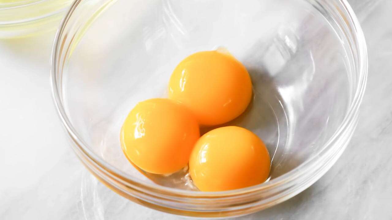 Зачем пьют сырые яйца. Яичные белки. Яичный желток. Яичные белки и желтки. Куриный белок.