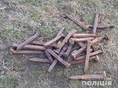 Поставил под угрозу жизнь пассажиров: на Днепропетровщине мужчина разбирал по частям рельсы