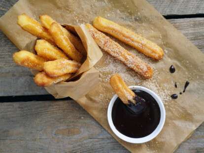 Невероятно вкусные испанские пончики с шоколадом: рецепты