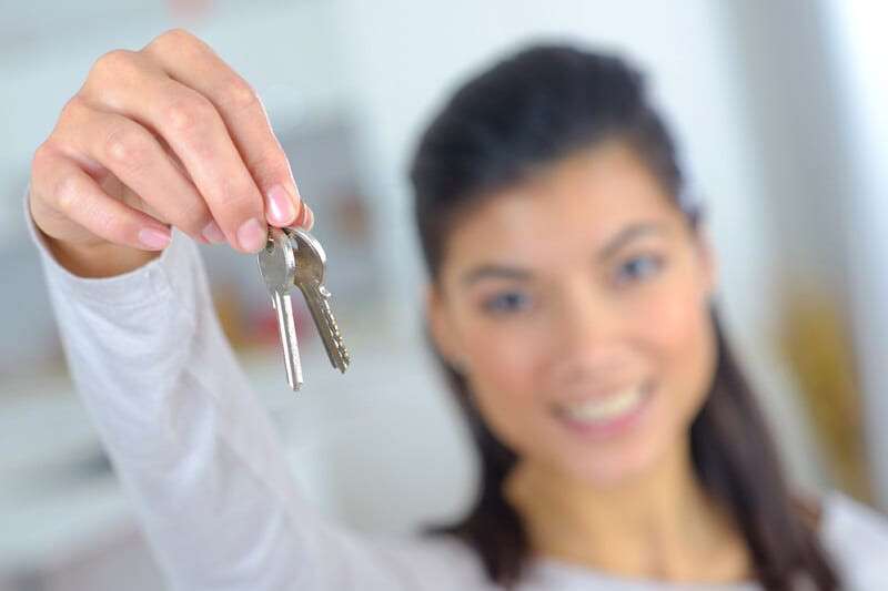 woman showing the keys