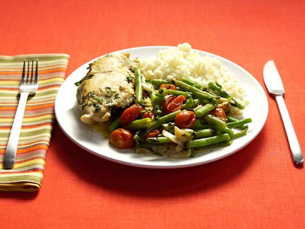 Нежная курица с овощным соусом и рисом: быстро и полезно