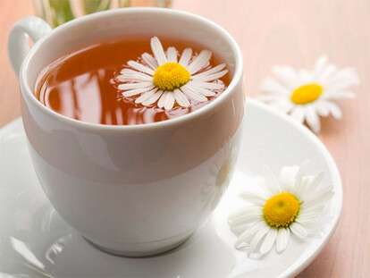Укрепляет иммунитет и выводит токсины: ученые перечислили полезные свойства ромашкового чая