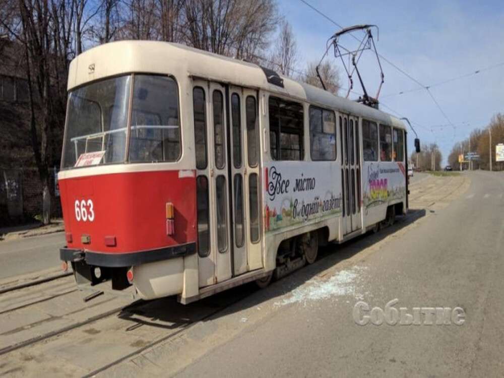 Под Днепром во время драки выбили головой окно трамвая (Фото)