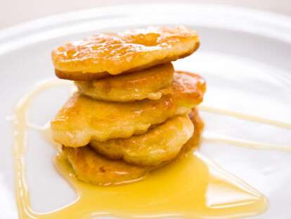 Кабачковые оладьи с медом: приготовит даже ребенок