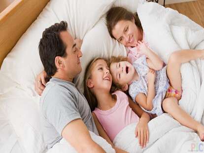 Semya-v-posteli-pered-snom