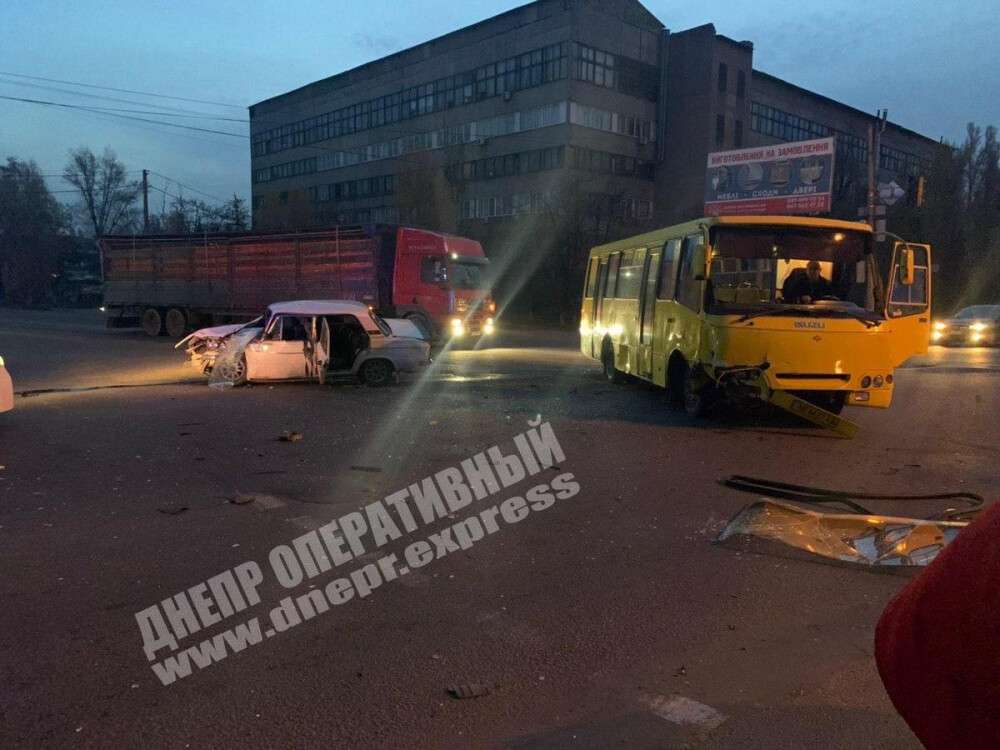 В Днепре серьезное ДТП: ВАЗ влетел в автобус, пострадали люди (Момент аварии)