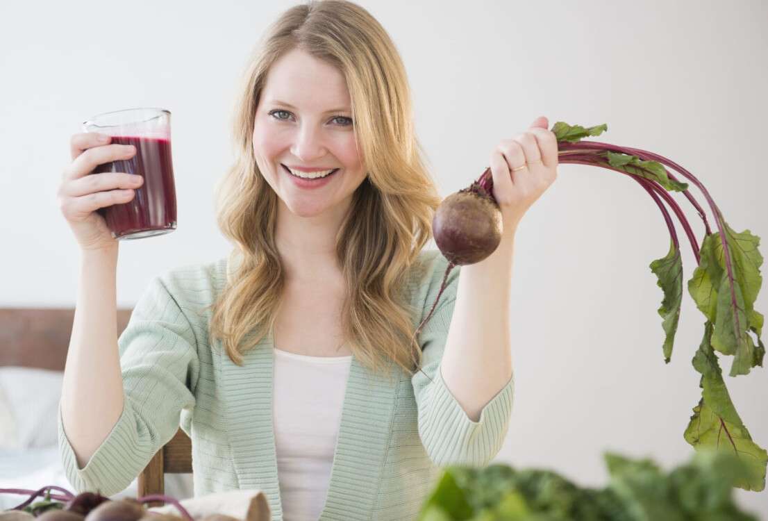 USA, New Jersey, Jersey City, Woman holding beetroot and juice