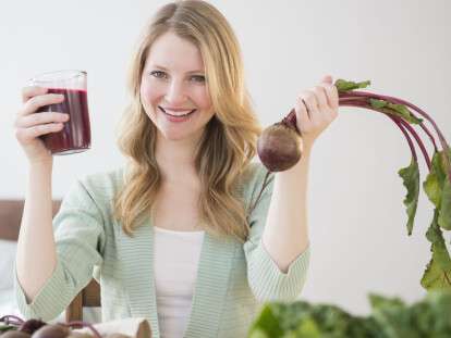 USA, New Jersey, Jersey City, Woman holding beetroot and juice